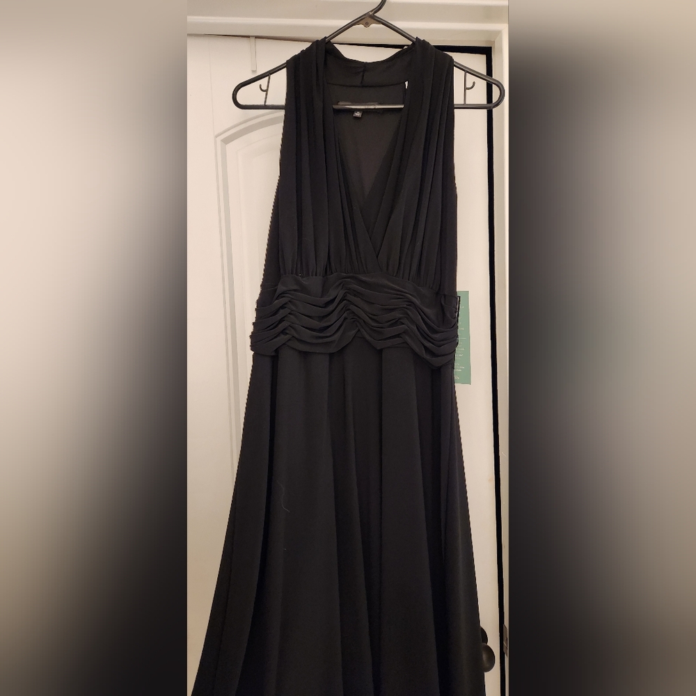 Sleeveless‎ v-cut black dress - Jones Wear
